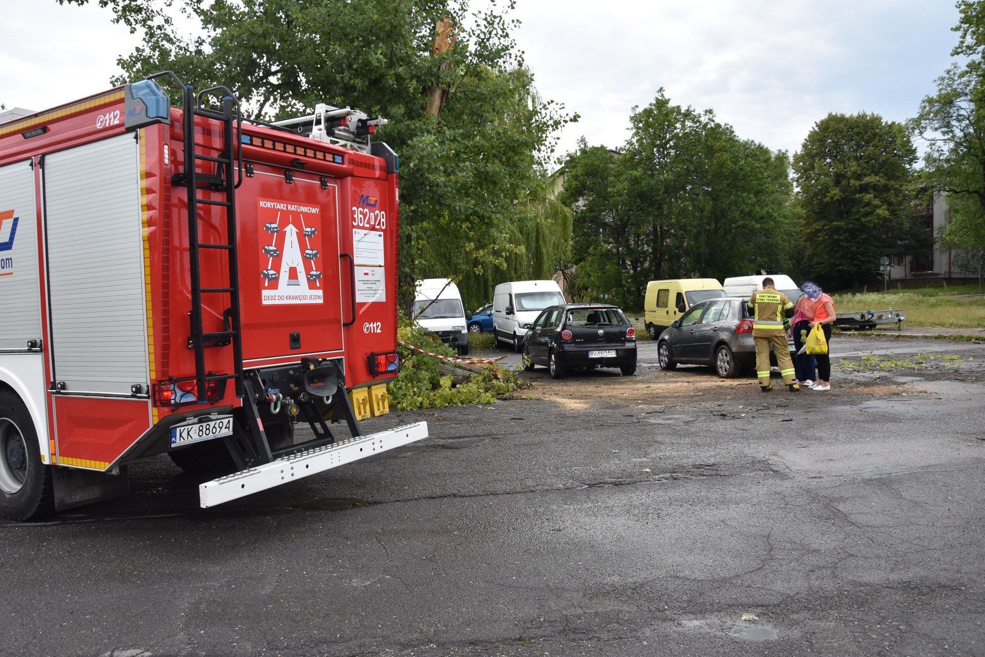 Odłamany konar drzewa spadł na dwa samochody, zaparkowane na placu starej Kapłanówki w Tarnowie, poważnie je uszkadzając. W pojazdach rozbite zostały m.in. tylnie szyby