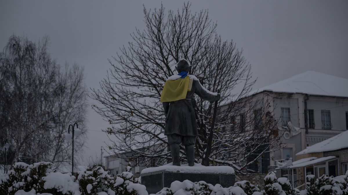 KUPYANSK, UKRAINE - NOVEMBER 21: A view of a snowy statue covered with the Ukrainian flag as the war between Russia and Ukraine continues in Kupyansk, Kharkiv, Ukraine on November 21, 2023. Kupyansk had over 20 thousand residents which had been reduced to 6 thousand due to the war. (Photo by Ozge Elif Kizil/Anadolu via Getty Images)