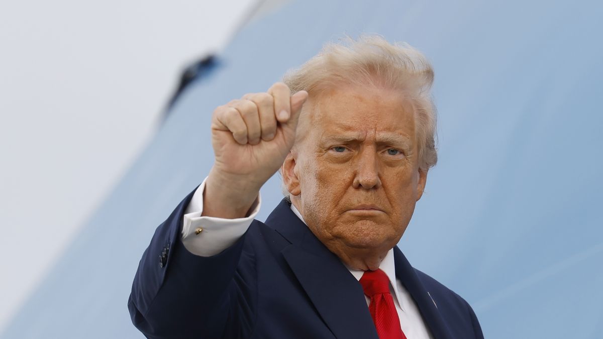 STANSTED, ESSEX - SEPTEMBER 18: U.S. President Donald Trump raises his fist as he boards Air Force One to depart at the conclusion of a state visit at London Stansted Airport on September 18, 2025 in Stansted, England. This is the final day of President Trump’s second UK state visit, with the previous one taking place in 2019 during his first presidential term.  (Photo by Anna Moneymaker/Getty Images)