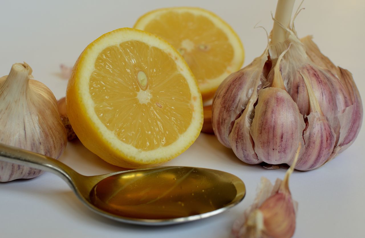 Babcina mikstura na odporność - prosty domowy syrop z czosnkiem, miodem, cytryną i pigwą