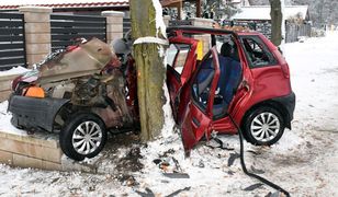 Mazowieckie. Nietrzeźwa i bez prawa jazdy uderzyła w drzewo. Kobieta przewoziła cztery osoby