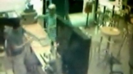 Sprzedawca unikał kul żeby ratować laptopa (wideo) 1