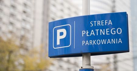 Koronawirus w Warszawie. Kolejni pracownicy służby zdrowia zwolnieni z opłat za parkowanie