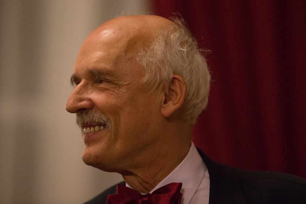 Janusz Korwin-Mikke rapuje w ramach #Hot16Challenge