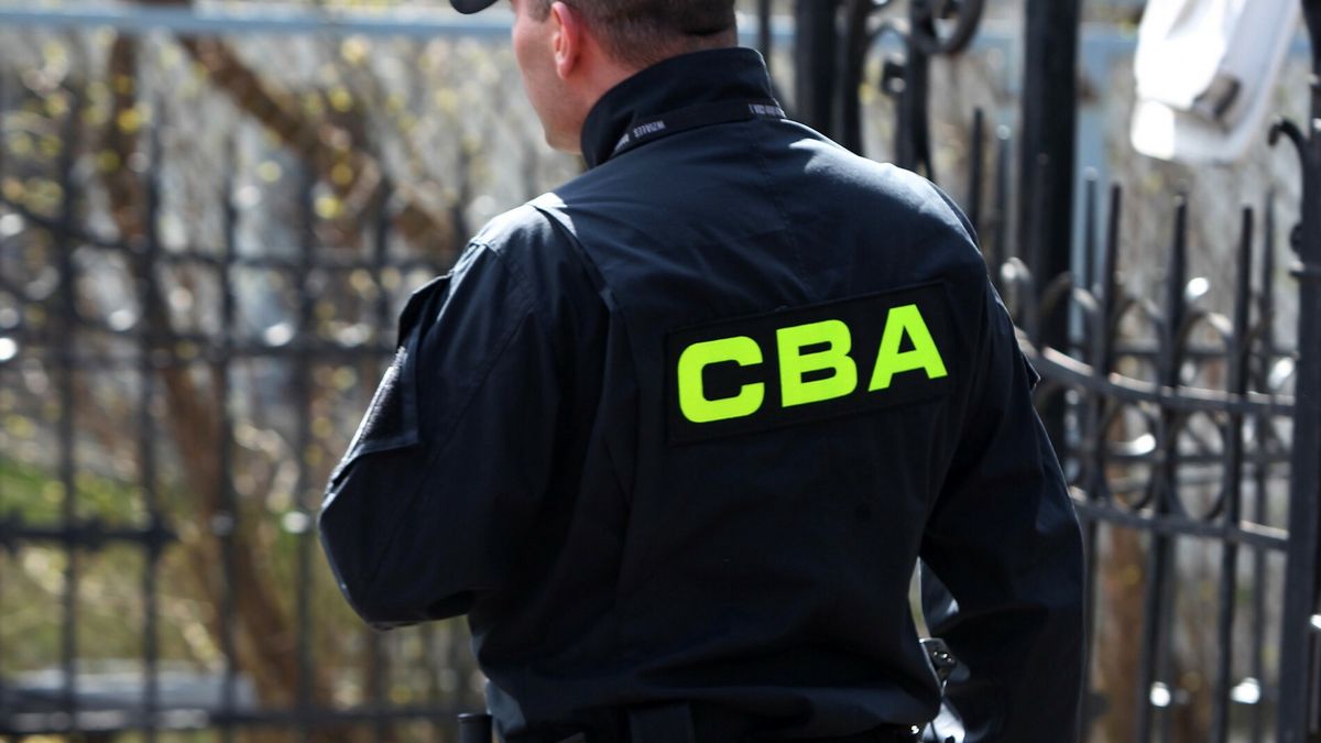 Stock StKoFot. Stanislaw Kowalczuk/East News.   Warszawa 08.04.2015.  n/z: funkcjonariusz Centralnego Biura AntykorupcyjnegoSTANISLAW KOWALCZUK