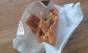 Rozpakowała krówkę. Matka natychmiast zrobiła zdjęcie. Burza w sieci