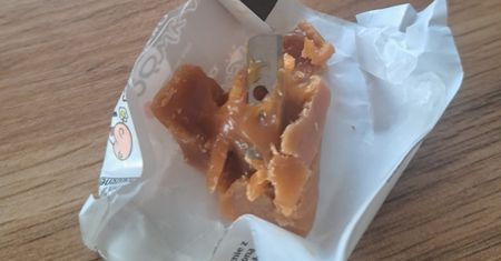 Rozpakowała krówkę. Matka natychmiast zrobiła zdjęcie. Burza w sieci
