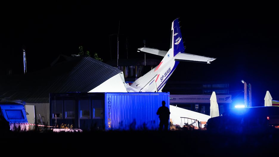 Chrcynno (pow. nowodworski), 17.07.2023. Miejsce katastrofy lotniczej w Chrcynnie, 17 bm. Samolot cessna podczas lądowania w złych warunkach atmosferycznych uderzył w hangar, w którym schroniła się grupa ludzi. Wg informacji Straży Pożarnej w katastrofie brało udział 14 osób � co najmniej pięć z nich zginęło, a osiem odniosło obrażenia. (jm) PAP/Leszek Szymański