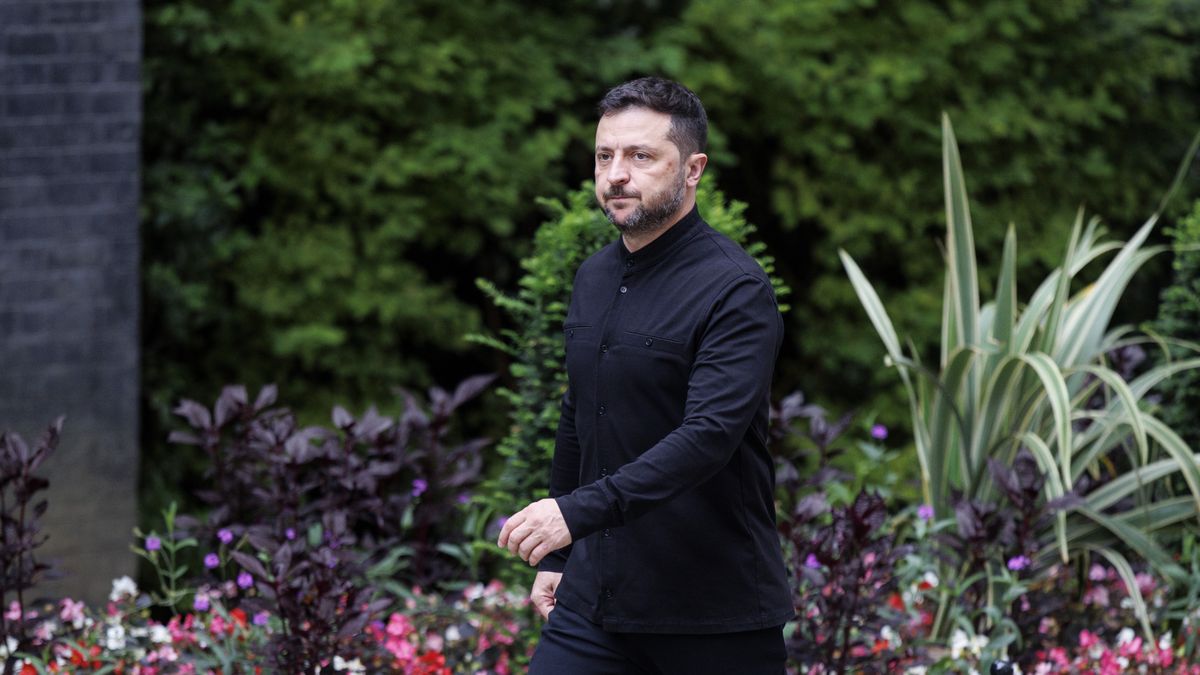 UK Prime Minister to welcome President of Ukraine to Downing Street
epa12299568 Ukrainian President Volodymyr Zelensky arrives for a meeting with British Prime Minister Keir Starmer (not pictured) at 10 Downing Street in London, Britain, 14 August 2025. Zelensky is in London to meet British Prime Minister Keir Starmer ahead of US President Donald Trump's key talks with Russian President Vladimir Putin in Alaska the following day.  EPA/TOLGA AKMEN 
Dostawca: PAP/EPA.
TOLGA AKMEN
politics, ukraine, diplomacy, talks