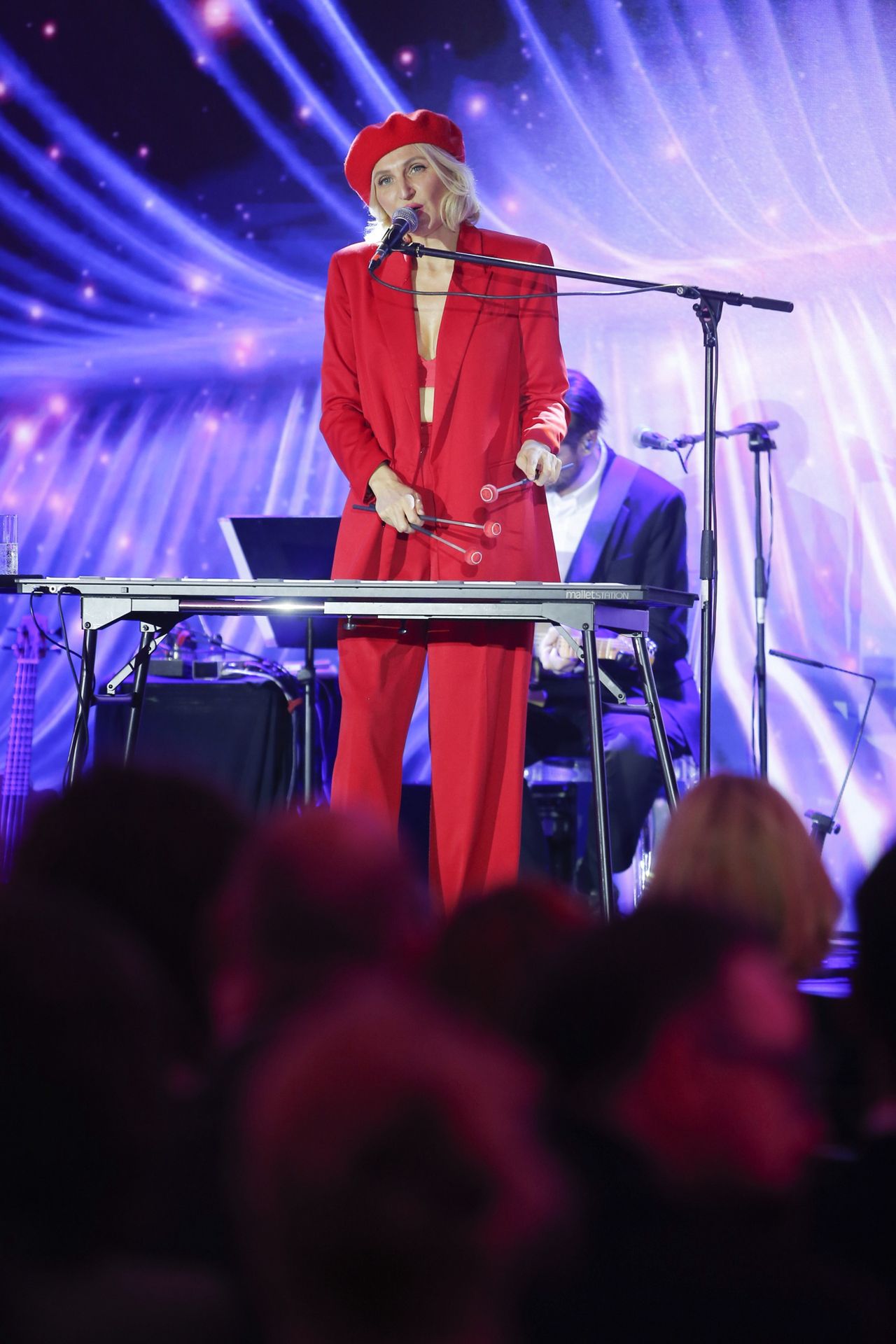 Reni Jusis w czerwonym garniturze