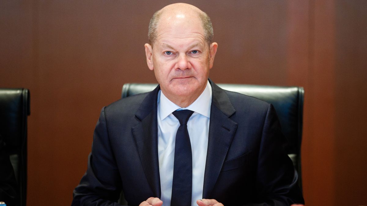 German Chancellor Olaf Scholz looks on during the cabinet meeting at the chancellery in Berlin, Germany, 04 December 2024. In its 121st meeting, members of the cabinet discuss, among other topics, national security and industrial defense strategy. EPA/CLEMENS BILAN Dostawca: PAP/EPA.