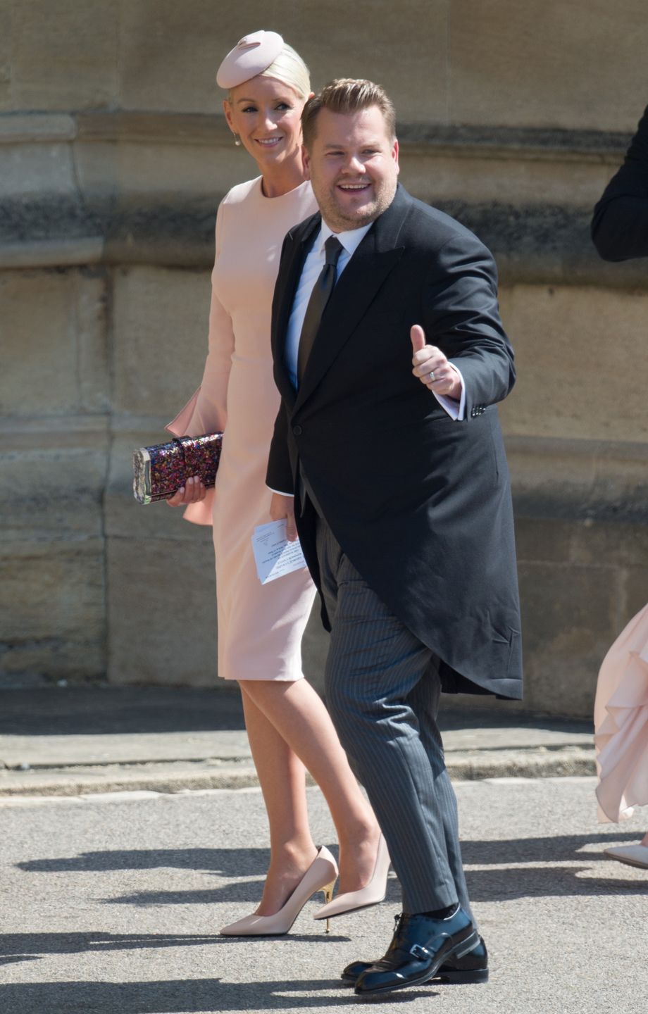 James Corden z żoną na ślubie Sussexów