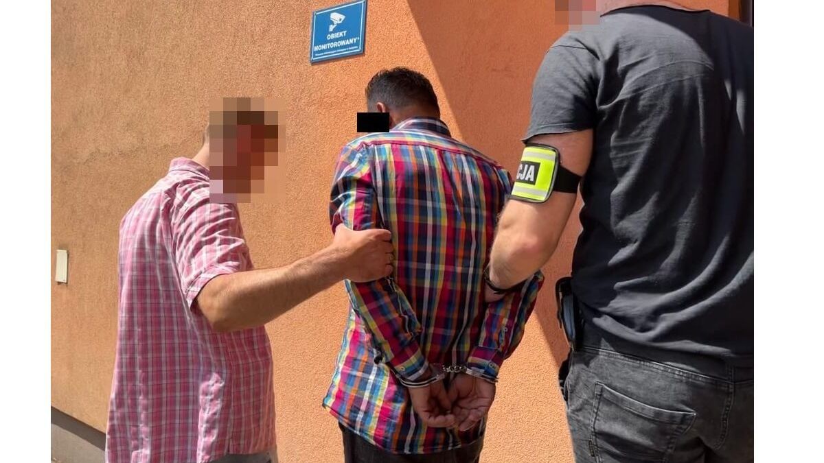 2 policjantów prowadzi zatrzymanego