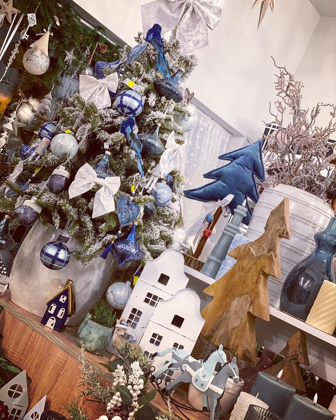 Choinka z ozdobami w kolorze białym, niebieskim i szarym
