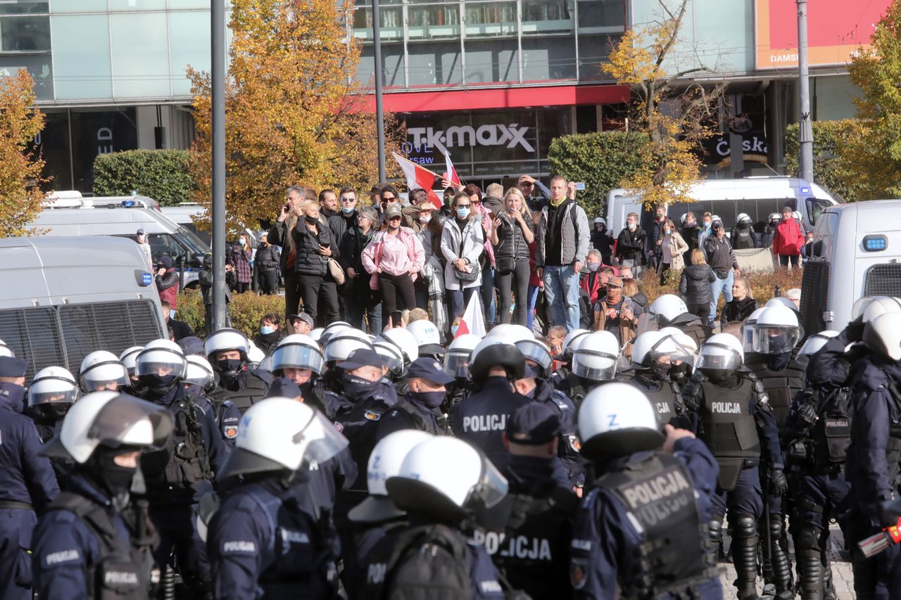 Koronawirus w Warszawie. Protest antycovidowców w stolicy