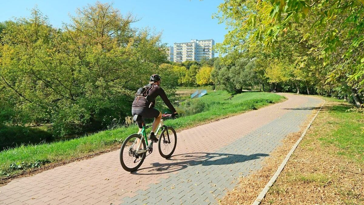 Rowerzysta jadący ścieżką rowerową wzdłuż Bystrzycy