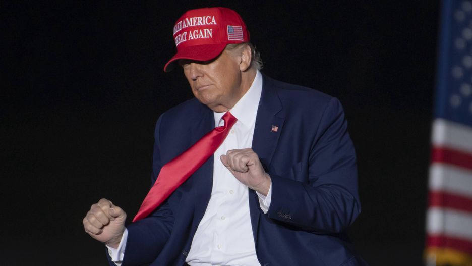 Former President Donald Trump in Latrobe
Former President Donald Trump does little dance as he bids farewell to supporters at the "Save America" rally at Arnold Palmer Regional Airport in Latrobe, Pennsylvania on Saturday, November 5, 2022.   Photo by Archie Carpenter/UPI Photo via Newscom
Dostawca: PAP/Newscom
ARCHIE CARPENTER
NEWS, PENNSYLVANIA, OZ, TRUMP, MASTRIANO