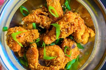 Chciał 10 mln dolarów odszkodowania. Poszło o "skrzydełka bez kości"