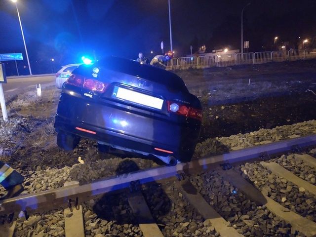 Samochód osobowy na torach kolejowych w Bodzechowie