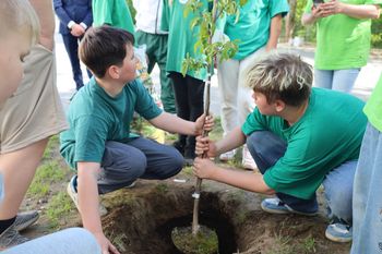Stworzyli w Baninie sad. Uczniowie SP nr 2 z radością ruszyli do pracy