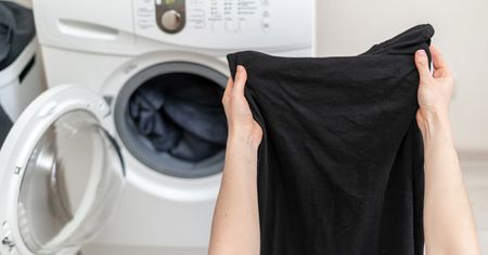 Jak prać czarno-białe ubrania? Dodaj to, a nie powstaną przebarwienia