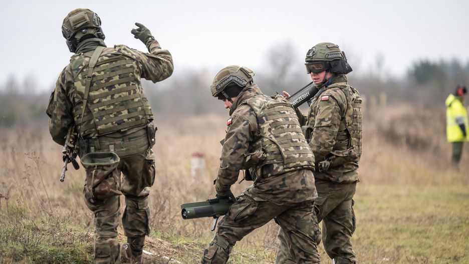 Kijewo, 08.12.2022. Pierwsze w Polsce szkolenie dla operatorów (żołnierzy WOT z różnych Brygad Obrony Terytorialnej z całego kraju) z granatników M72 EC MK1 połączone z praktyczną realizacją strzelań, przeprowadzone przez norweską firmę Nammo Raufoss AS na terenie poligonu Kijewo, 8 bm. (sko) PAP/Tytus Żmijewski