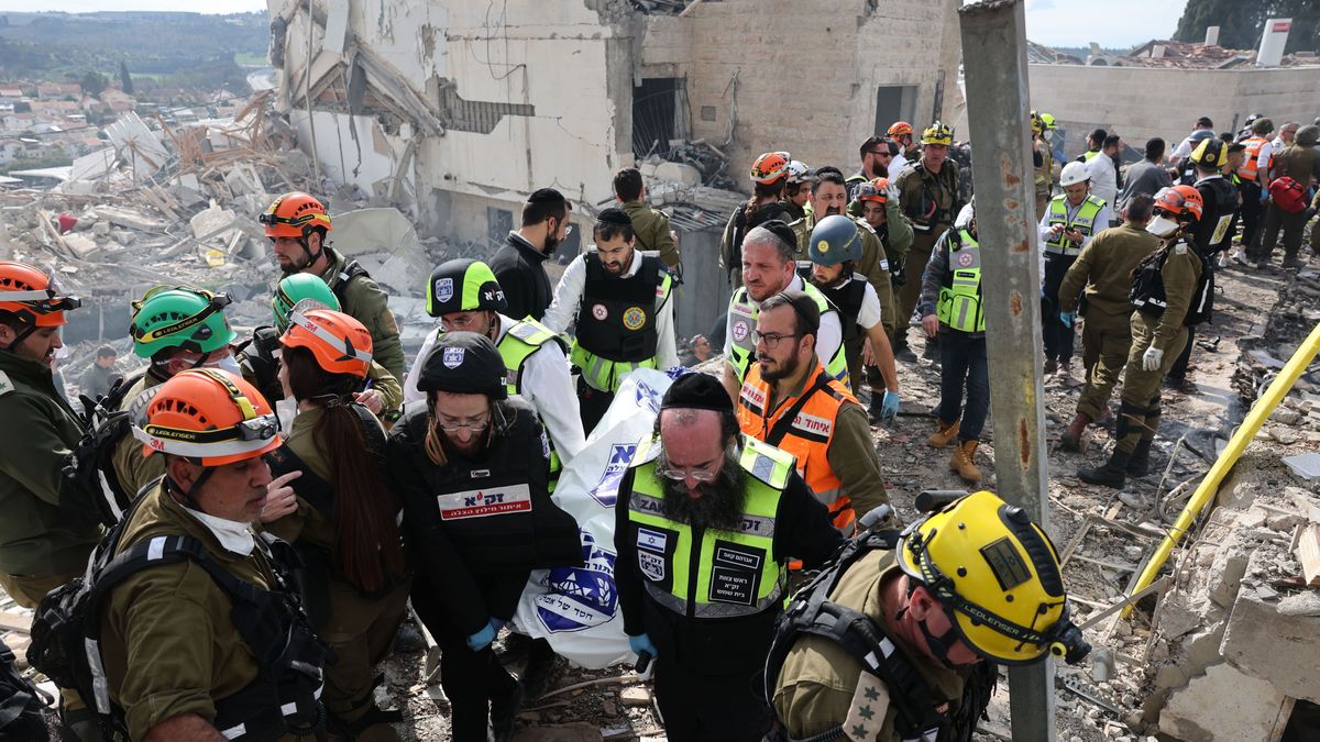 Rescue forces carry body bag on a stretcher following an Iranian rocket attack that hit Beit Shemesh near Jerusalem, Israel, 01 March 2026. Israeli police confirmed at least six fatalities as a result of the Iranian rocket attack. Iran retaliated with attacks against Israel and across the Gulf countries after joint US and Israeli military attacks on Iran on 28 February 2028. EPA/ABIR SULTAN Dostawca: PAP/EPA.