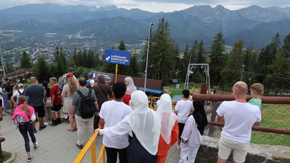 Zakopane, 01.08.2024. Turyści na Gubałówce w Zakopanem, 1 bm. Na półmetku wakacji Zakopane pełne jest turystów, którzy korzystają z pogody. Oprócz turystów krajowych w Zakopanem widoczni są także turyści z Półwyspu Arabskiego. (mr) PAP/Grzegorz Momot ***Do tego materiału zdjęciowego dostępna jest również depesza w systemie CSI, pt.: Na półmetku wakacji Zakopane pełne turystów***