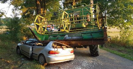 Czołowo zderzył się z kombajnem i przeżył, choć z auta nie zostało wiele