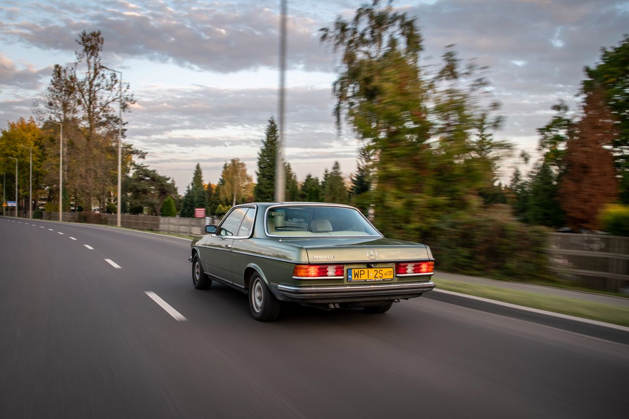 Test: Mercedes-Benz 280 CE (C123) - przez 38 lat prawie 11 razy okrążył Ziemię. Przynajmniej w teorii