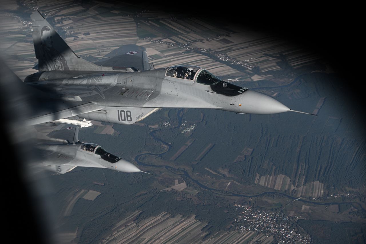 Myśliwce F-16 - zdjęcie ilustracyjne