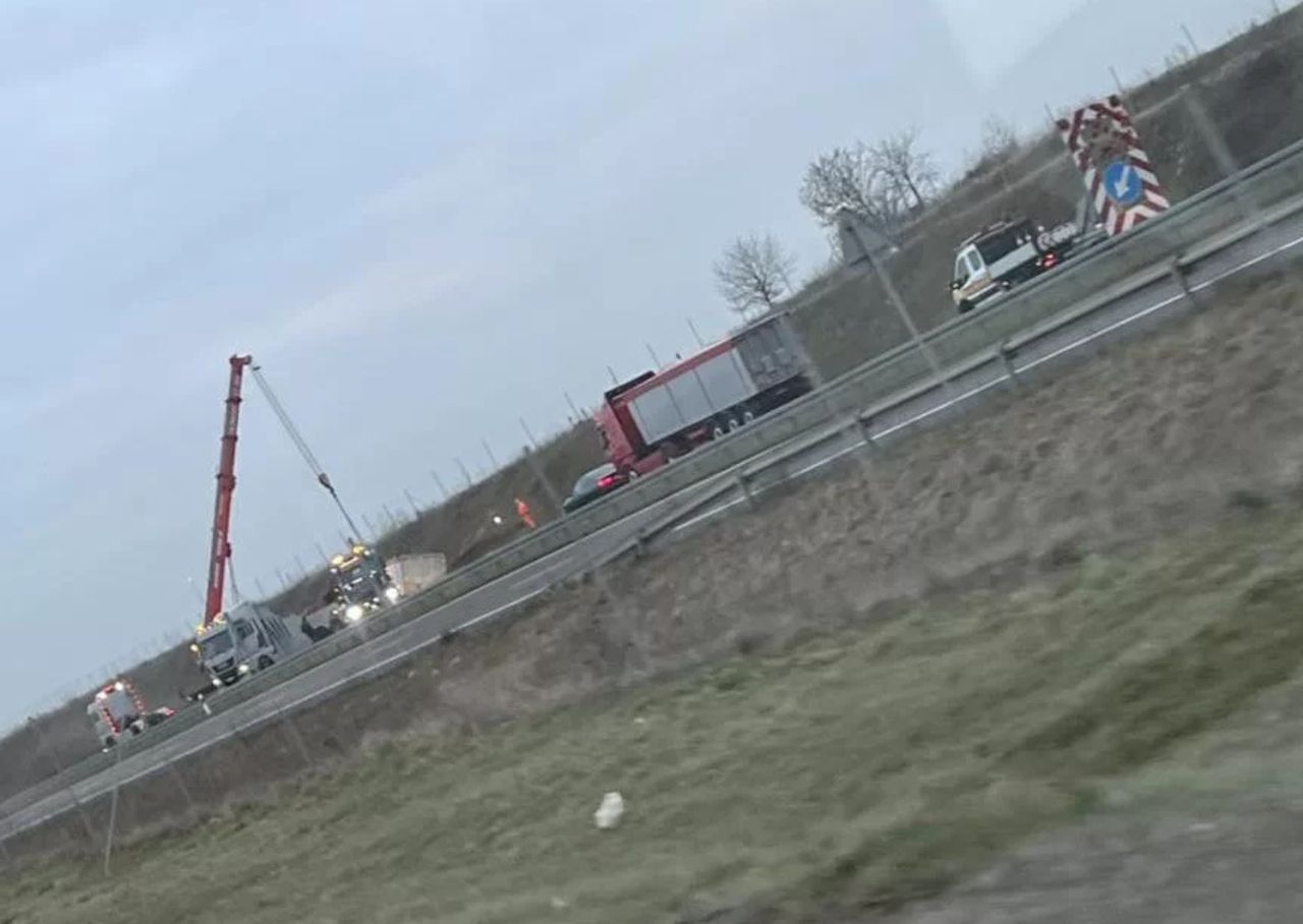 Ciężarówka w rowie na S5. Droga zablokowana