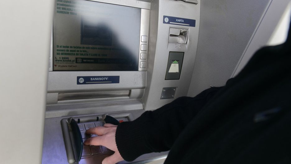 Bank zaznaczył, że wszystkie zagrożone karty zostały zabezpieczone, a klienci otrzymają nowe.