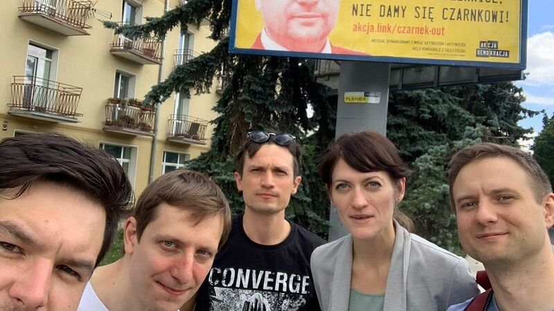 Akcja Demokracja odsłoniła w Lublinie pierwszy billboard z hasłem #CzarnekOut