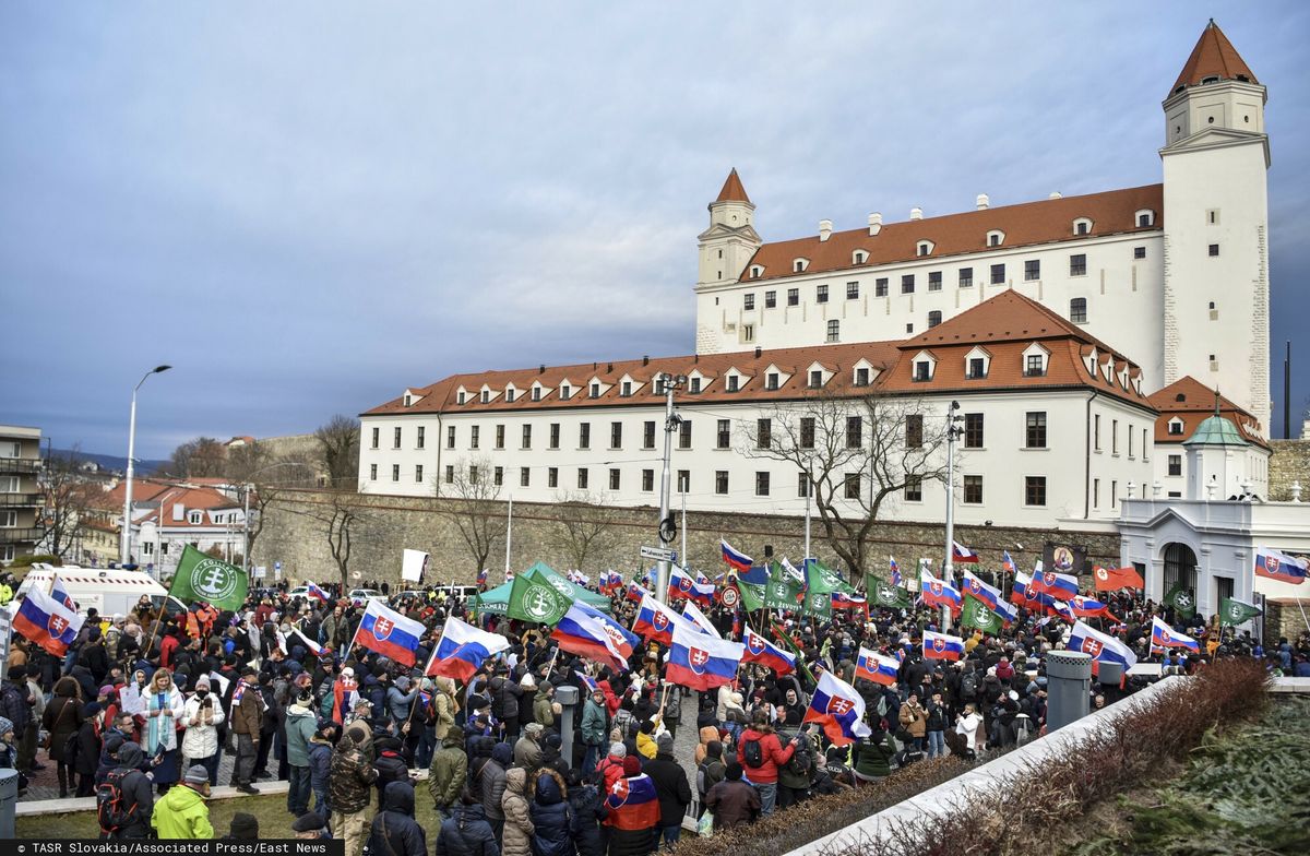 Demonstranci zebrali się pod parlamentem w Bratysławie