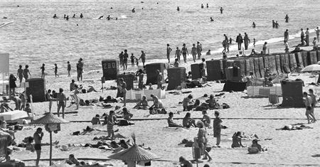 Elegancko i stylowo. Plażowanie w PRL-u