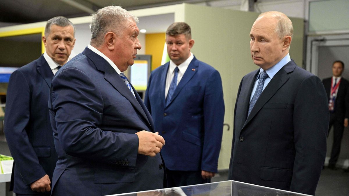 Na pierwszym planie od lewej: prezes Rosnieftu Igor Sieczin i prezydent Rosji Władimir Putin