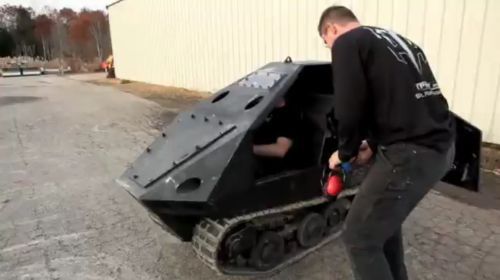 Najmniejszy na świecie czołg przebija się przez budynek [wideo]