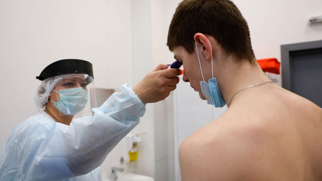 Dlaczego niektóre osoby mimo szczepienia chorują na COVID-19? Eksperci wyjaśniają