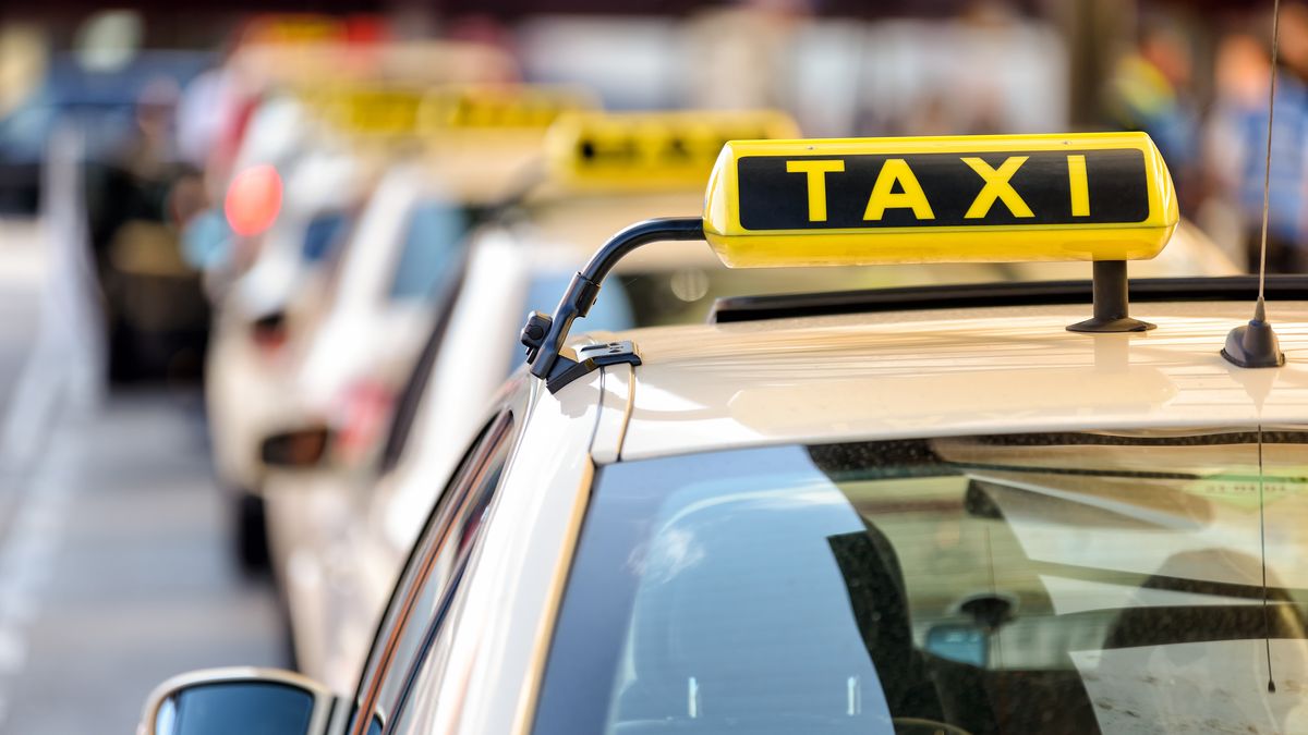 Oliver Nowak
taxe, taxi, taxen, taxis, taxigewerbe, transport, taxischild, chauffeur, taxischein, dachschild, gelb, bahnhof, flughafen, taxistand, chauffeurservice, fahrer, taxikosten, reise, reisen, dienstreise, taxipreis, taxipreise, taxifahrer, fahrtkosten, fahrtkostenabrechnung, geschäftsreise, reisekosten