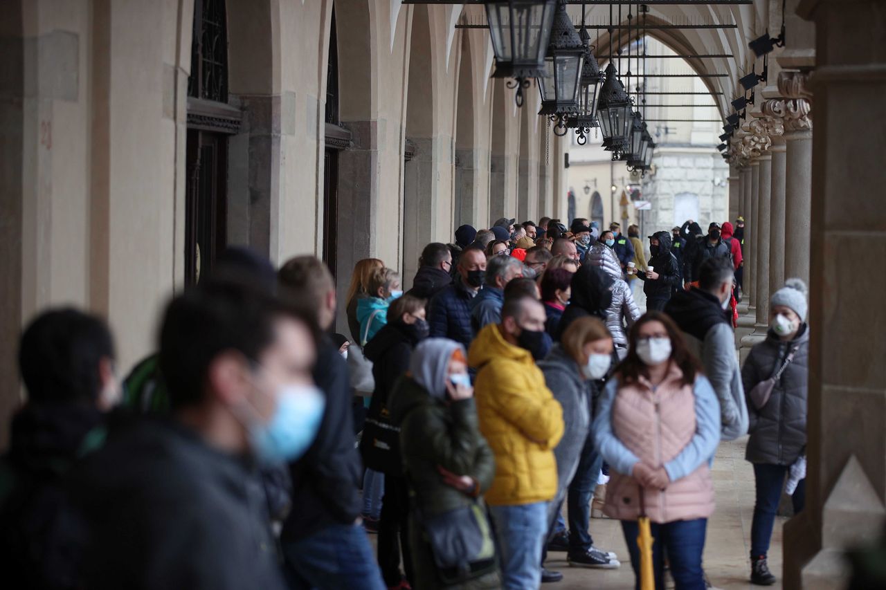 Kolejka do mobilnego punktu szczepień w Krakowie Łukasz Gągulski