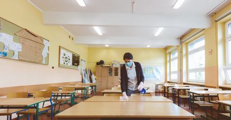 Nauczyciele idą na zwolnienia. "Rok temu w tym stanie kombinowałabym, jak iść do pracy"