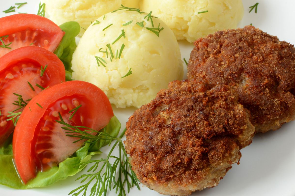 Ground meat patties without egg and breadcrumbs will remain tender and juicy