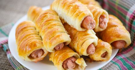 Błyskawiczna przekąska. Parówki zapiekane w cieście francuskim