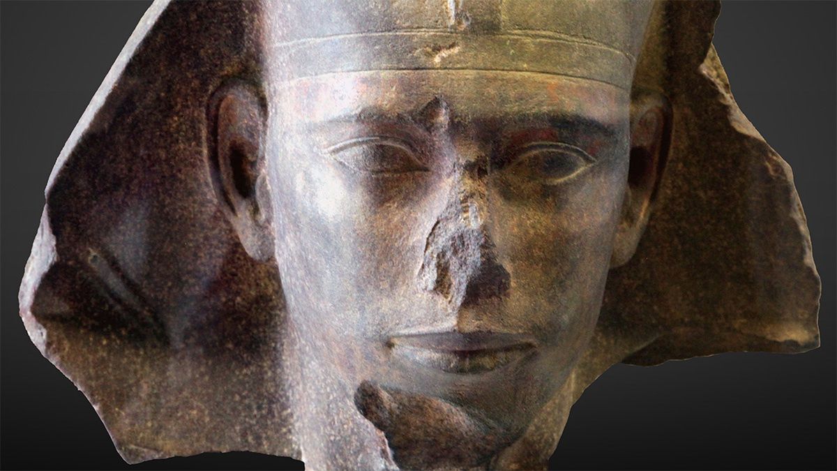 Fragment posągu faraona Dżedefre w zbiorach Luwru (fot. Rama, li