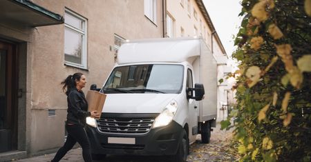 Świąteczna gorączka kurierek. "Taka drobna pani i jeździ takim wielkim autem"