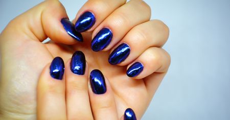 Niebieskie paznokcie – pomysł na najmodniejszy letni manicure