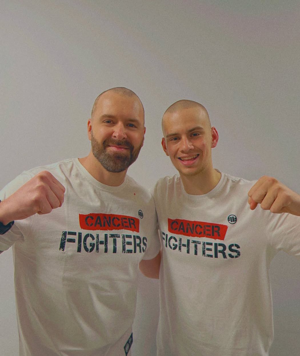 Grzegorz Hyży zgolił włosy podczas streamu Łatwoganga