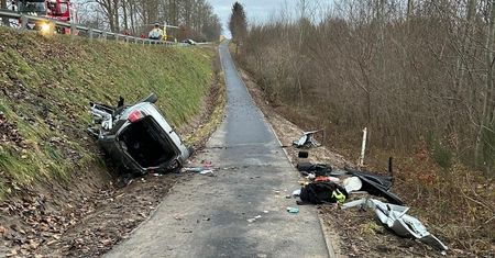 Koszmarny wypadek. Auto wypadło z drogi. Nie żyje jedna osoba
