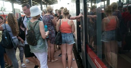 Zdjęła buty i wyciągnęła nogi. Tak zareagowała, gdy ktoś ją upomniał